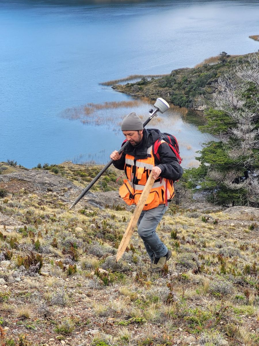Profesional llevando bastón GNSS y estaca