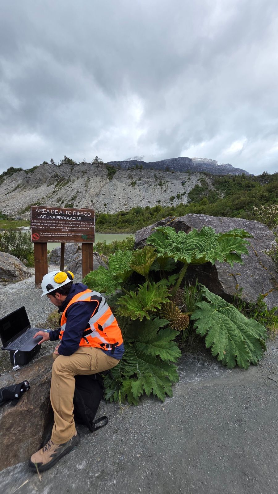 Procesamiento en terreno junto a laguna proglaciar